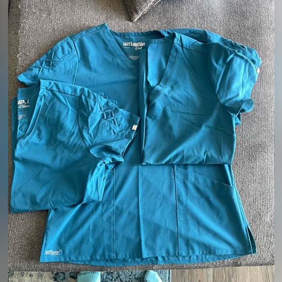 Medium Coastal Blue (Bahama) Grey’s Anatomy by Barco 2 Pocket Scrub Top - Picture 1 of 1